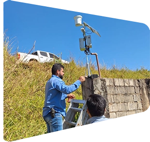 Foto de 3 sócios com o pluviometro na frente